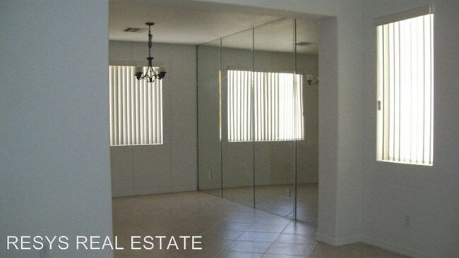 Building Photo - 599 Artrea Pl