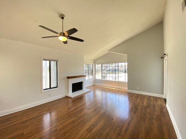 Building Photo - Fantastic 2 Bedroom 2 Bathroom Condo w/ 2 ...