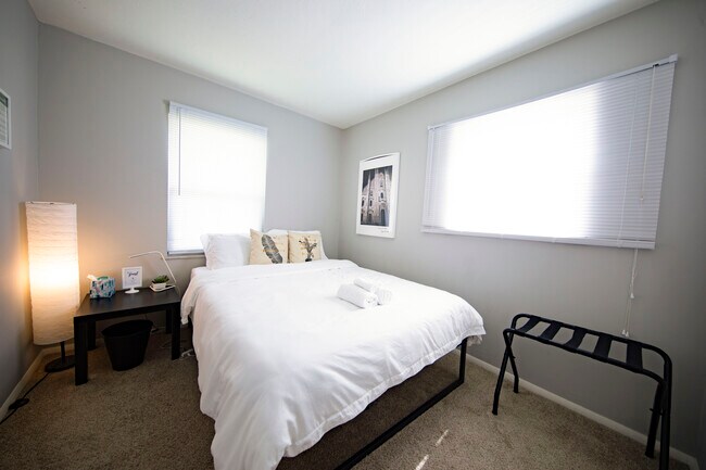 Private room with a smart lock for extra security. Super comfortable queen size mattress! - 221 Lincolnshire Rd