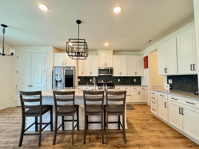 Building Photo - Spacious Luxury 3 Bedroom Townhome for Rent - Great Amenities