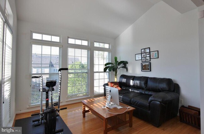 Foto del edificio - 10736 Enfield Dr