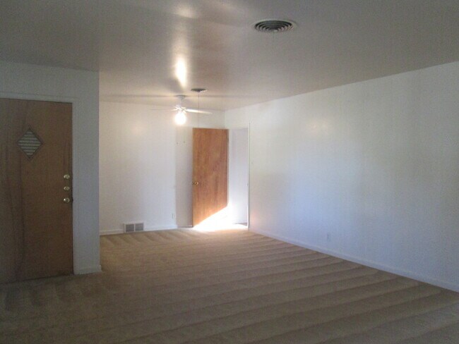Building Photo - 3600 Venice Dr