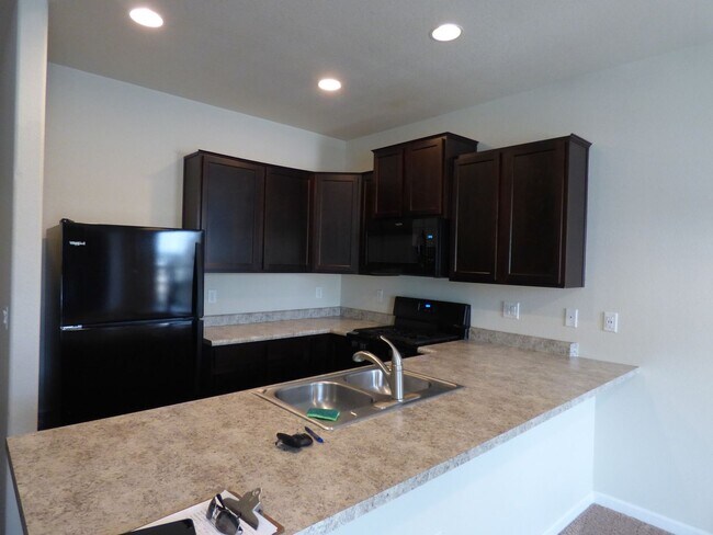 Building Photo - Nice 2 Bedroom Townhome in Great Location