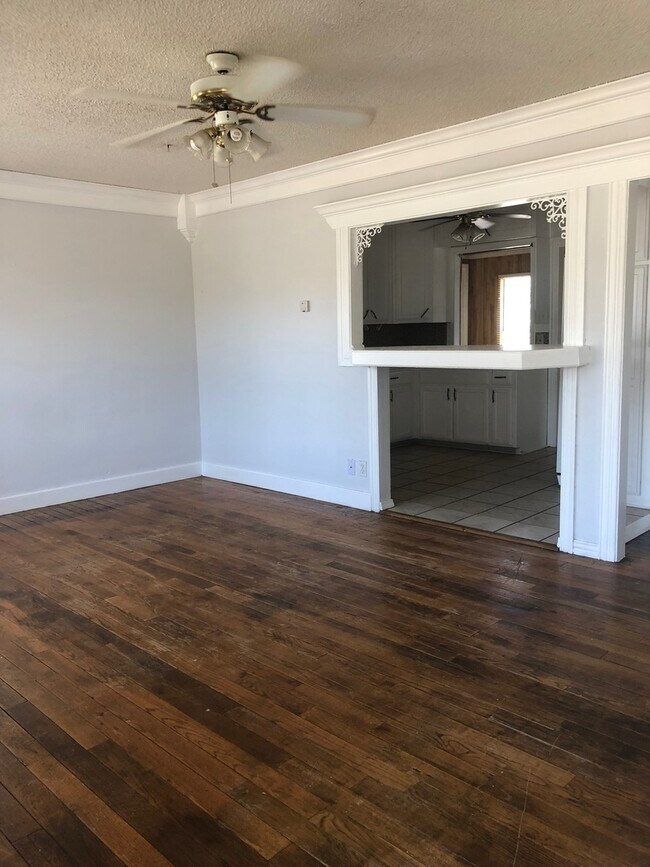 Foto del edificio - CUTE HOME WITH 2 BEDROOMS, 1 BATHROOM, 1 CAR GARAGE