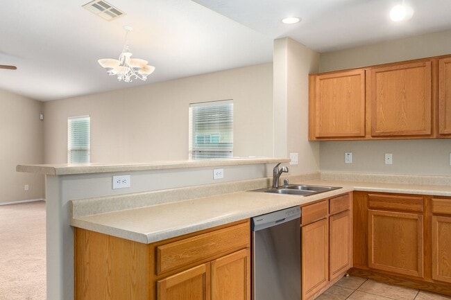 Building Photo - Excellent area of Goodyear! Like new inside!