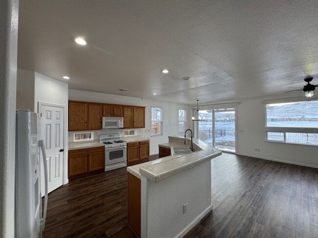 Building Photo - Beautiful Three Bedroom on the Golf Cou...