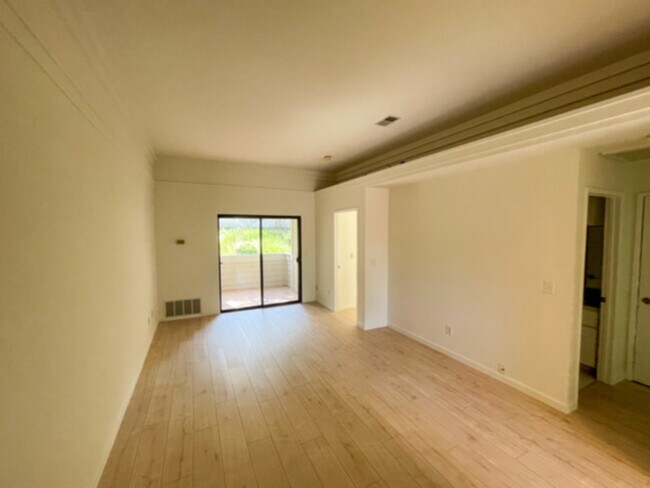 Building Photo - NEW LISTING!!! 2br/2ba CONDO in Quiet Comp...