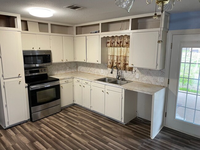 Building Photo - Newly Remodeled Southern Hills 4 Bedroom