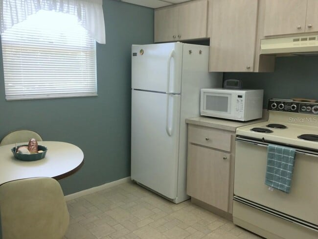 Building Photo - 4240 Ironwood Cir