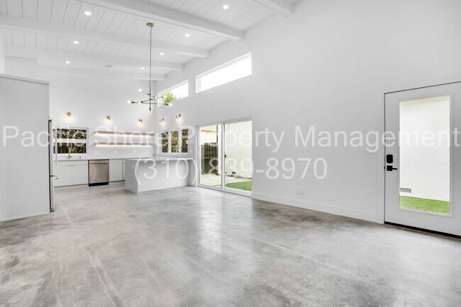 Foto del edificio - 2721 Burkshire Ave