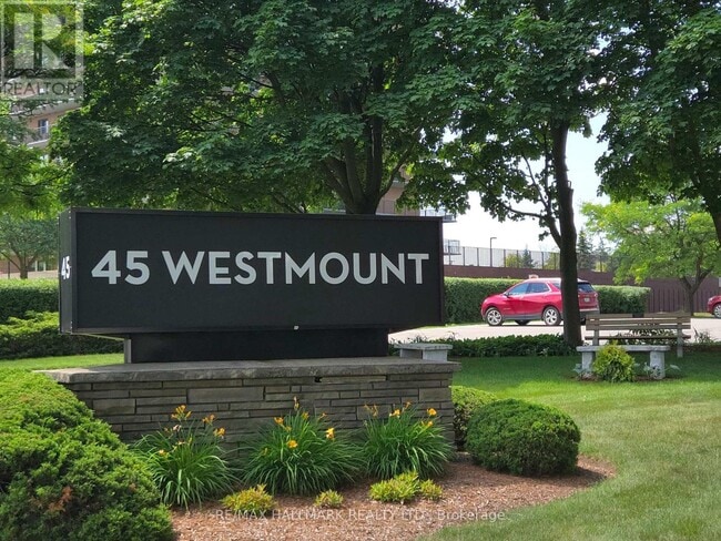 Photo du bâtiment - 45-645 Westmount Rd N