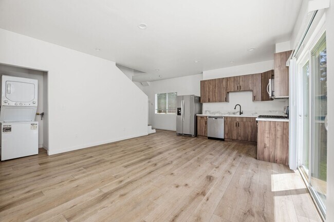 Building Photo - 6271 Mary Ln Dr