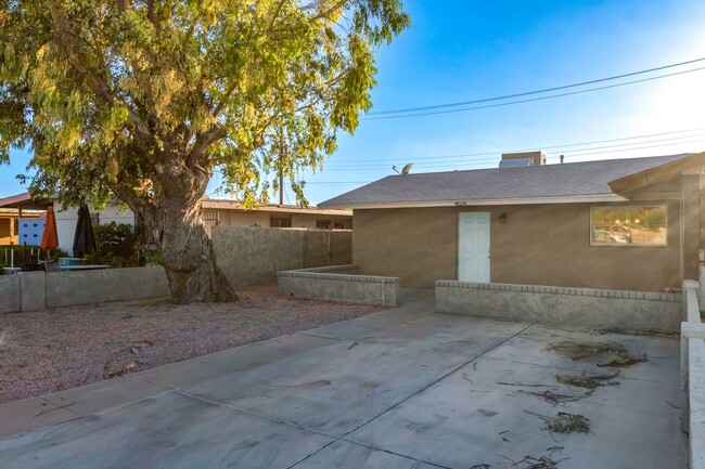 Building Photo - Stylishly Remodeled 2B/1BA in Prime Phoeni...