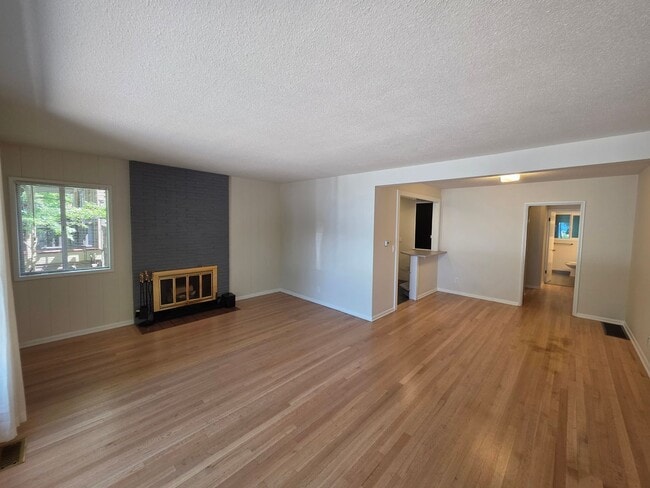 Building Photo - LOCATION! Immaculate 2 Bedroom Apartment S...
