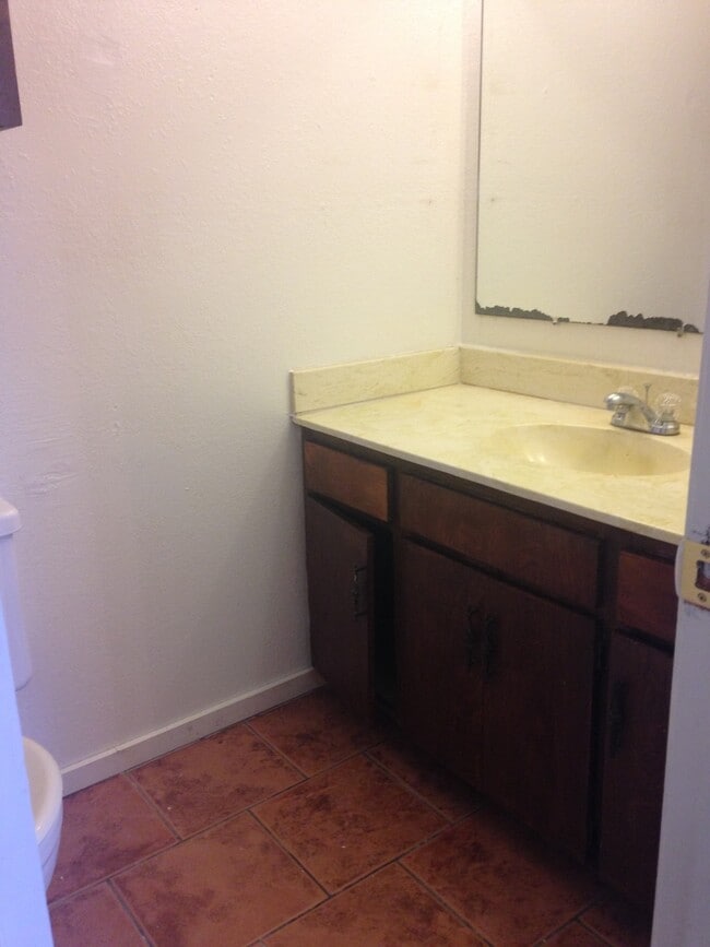 Building Photo - 3 bedroom 2 bath Duplex