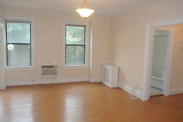 Building Photo - Downtown/Logan Circle Studio Apartment! In...