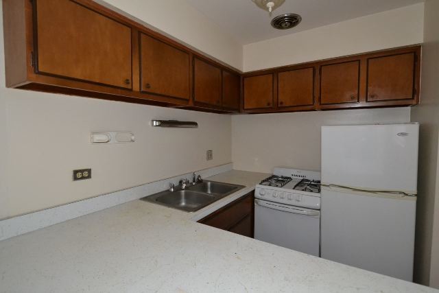 Building Photo - 657 W Wrightwood Ave