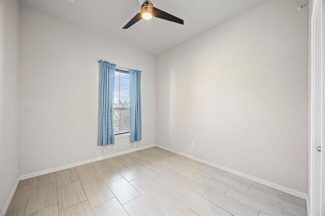 Building Photo - 921 Zamora Rd