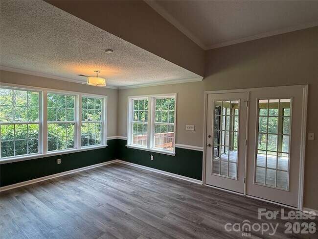 Foto del edificio - 4370 Fellows Ln