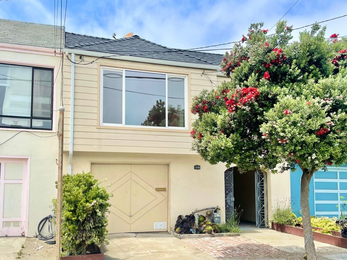 Primary Photo - Beach Lover SF Home 4BR/2BA + Large Yard! ...