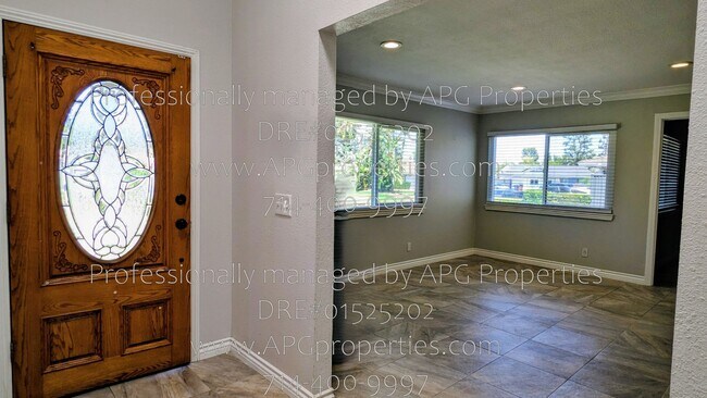 Foto del edificio - 15068 Mountain Spring St