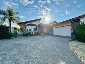 Building Photo - 2555 Westridge Dr