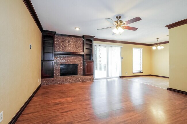 Foto del edificio - 1104 Meadow Lake Dr
