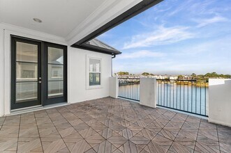 Building Photo - 2202 Lakeshore Edge Dr