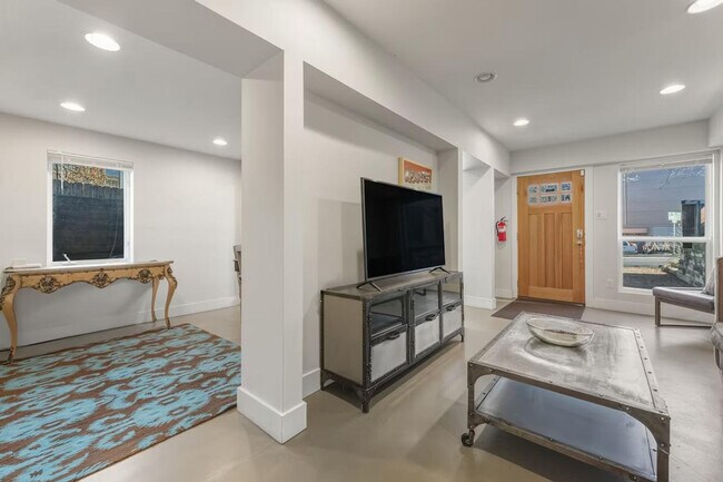 Foto del edificio - 300 Bouldin Ave