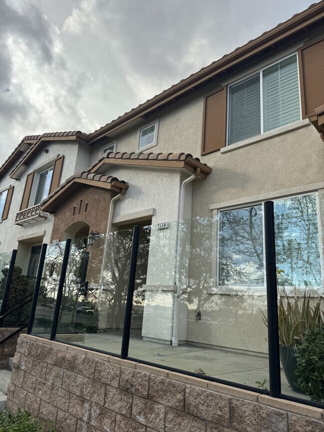 Building Photo - Beautiful 4 bed, 2.5 bath Townhome in Upla...