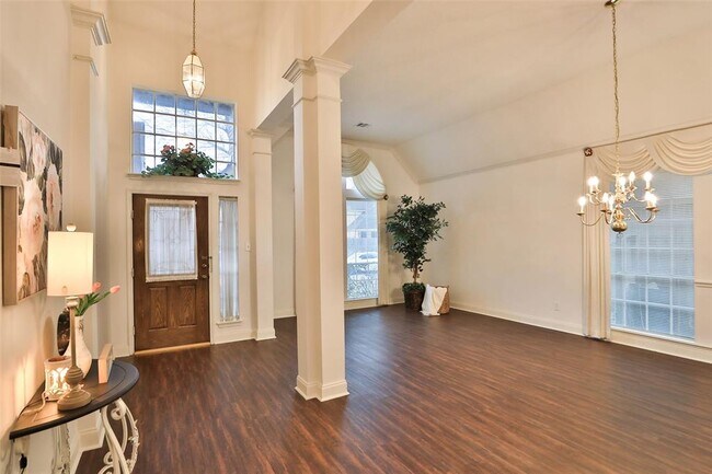 Foto del edificio - 8911 Lawncliff Ln