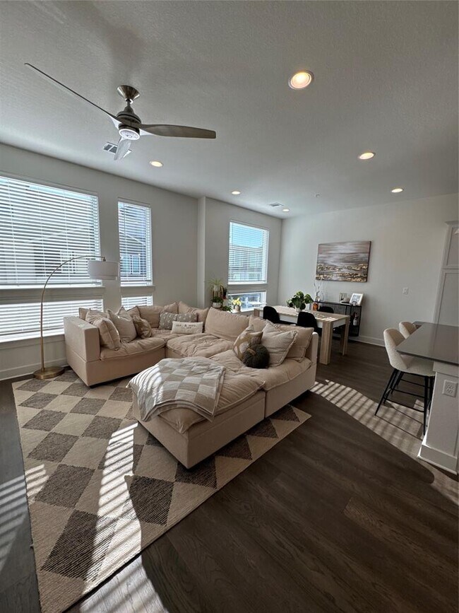 Foto del edificio - 2050 Lohmans Spur Rd