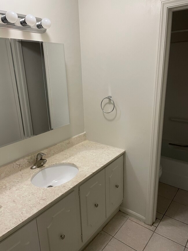 3307 Columbus Ave Unit 208, Sandusky, OH 44870 Condo for Rent in