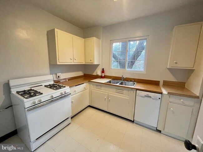 Building Photo - 1616 Preston Rd