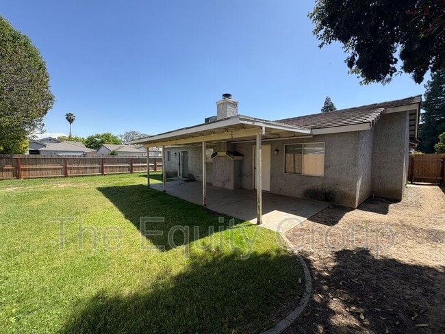 Foto del edificio - 2210 W Buena Vista Ave