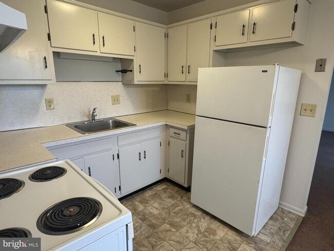 Building Photo - 3876 Shadywood Dr