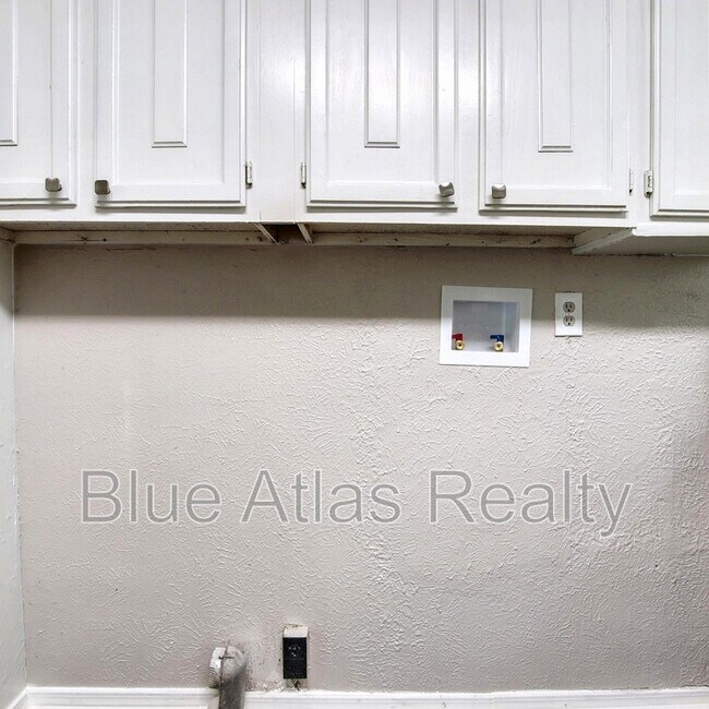 Building Photo - 2706 W Colorado Blvd