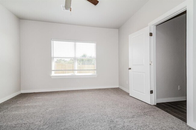 Foto del edificio - 8161 Wesley Ave