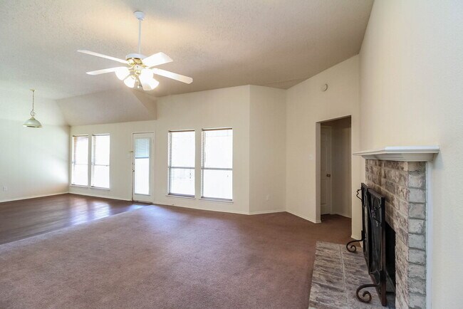 Foto del edificio - 216 Stone Creek Blvd