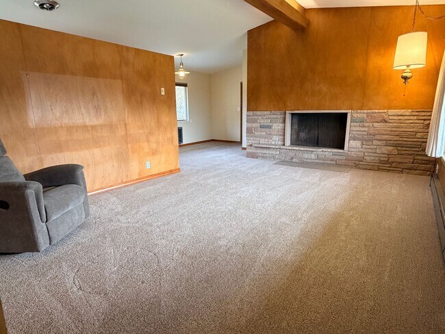 Foto del edificio - Country like setting! Spacious 3+ bed/ 1.5 bath house with garage, large yard, private deck and a...