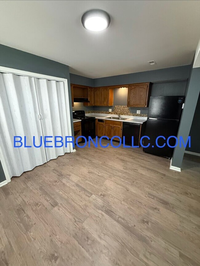 Foto del edificio - Spacious 3 bedroom unit with NEW Flooring and fresh paint