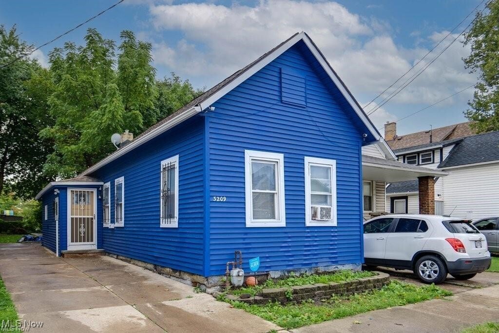 Primary Photo - 3209 Trowbridge Ave