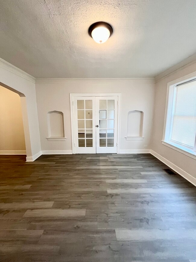 Building Photo - 1154 N Lawndale Ave