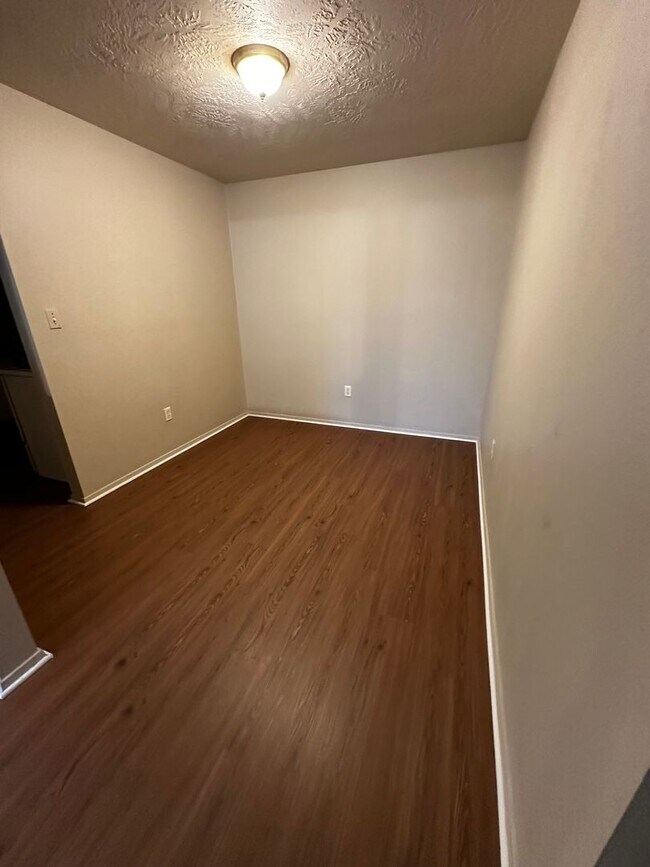 Foto del edificio - 1/1 Apartment - **HUD Accepted** (upstairs)