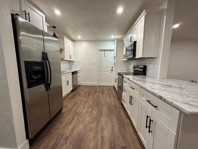 Building Photo - 5530 Seville Rd