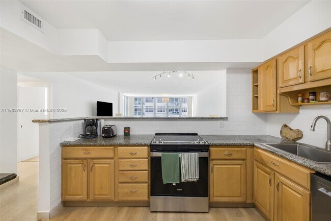 Building Photo - 5151 Collins Ave