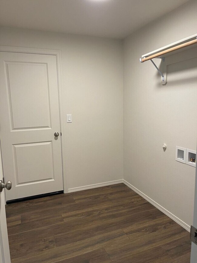 Foto del edificio - Newer 3 Bedroom, 2 Bathroom, 2 Car Garage,...