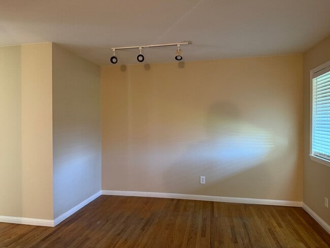 Building Photo - Charming 3 Bedroom, 2 Bath Home in East Woodland