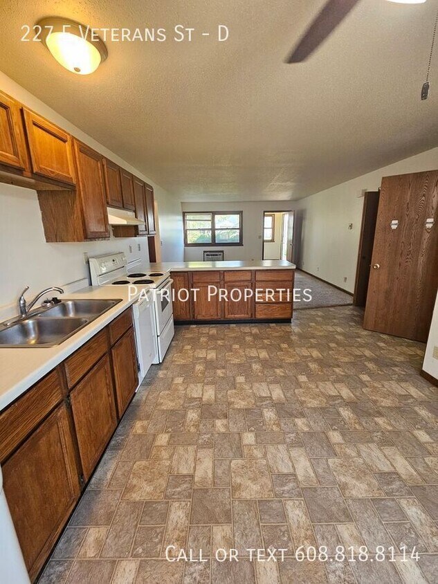 Primary Photo - 227 E Veterans St