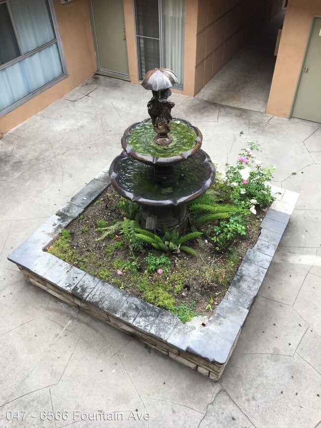 Foto del edificio - 6566 Fountain Ave